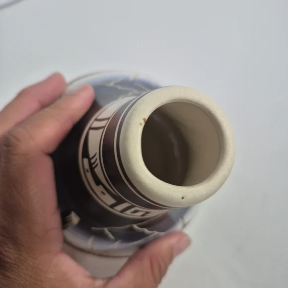 Naatsiilid Pottery Rainbow Signature Native American Navajo Vase Signed - Picture 6 of 9